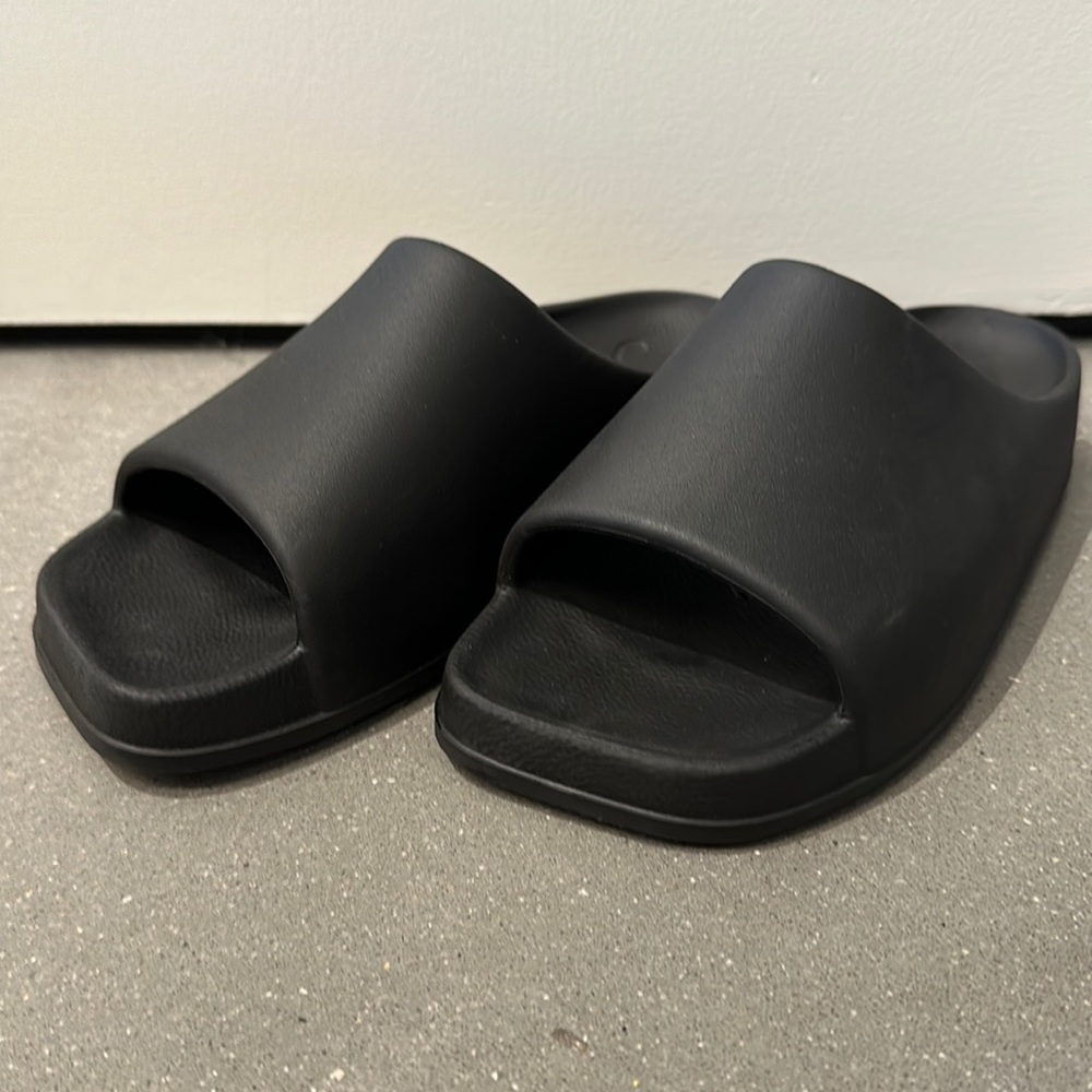 KHAITE Brighton rubber slides